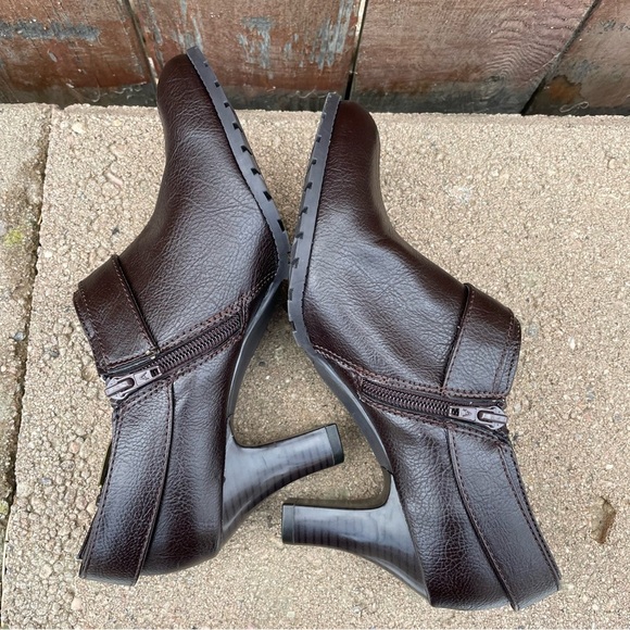 AEROSOLES Women’s Paisley Brown Heel Mule Almond Toe Side Zipper Size 7.5 - Picture 6 of 13